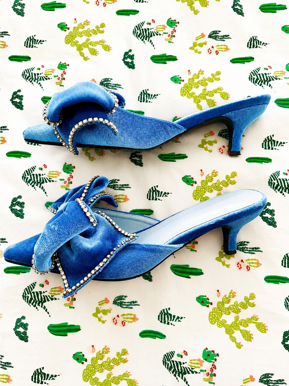 Blue Velvet Rhinestone Crystal Bow Pointed Toe Kitten Heels: Size 40/9 - Picture 3 of 5